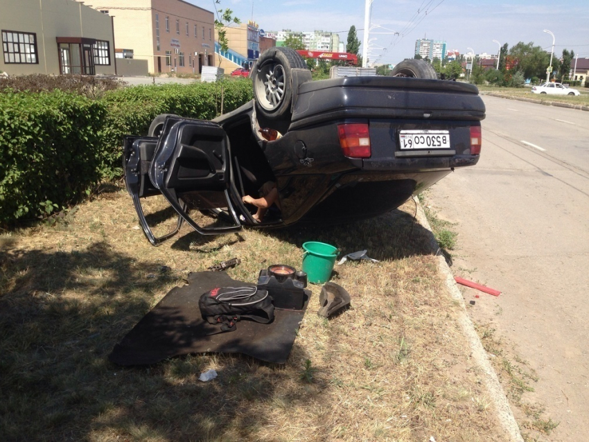 В Волгодонске перевернулся автомобиль - ДТП произошло на проспекте Курчатова у магазина «Бэлла»
