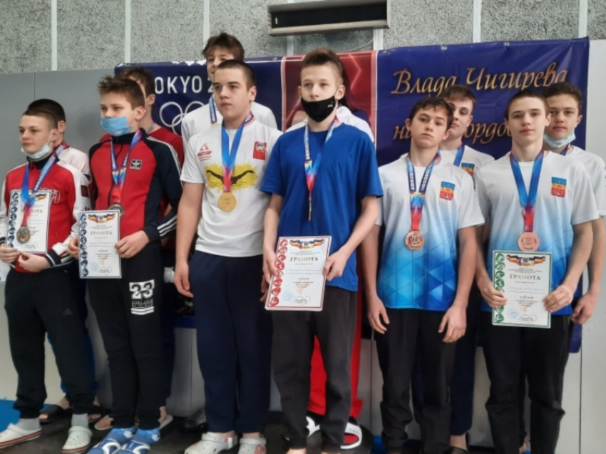 Команды «Волгодонск 1» и «Волгодонск 2» достойно представили город на областных соревнованиях по плаванию