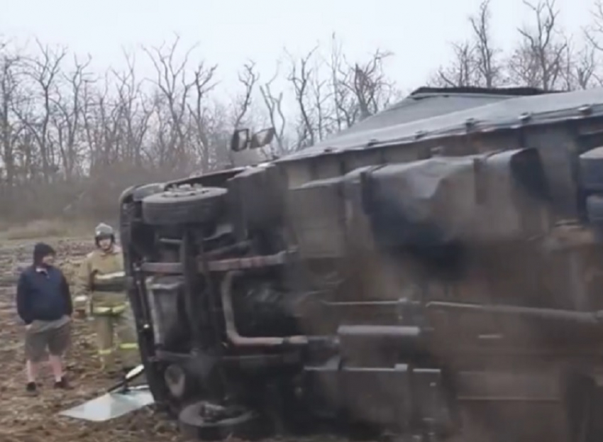 Грузовики просто сносило с дороги: крупное ДТП произошло на обледенелой трассе Цимлянск – Суровикино