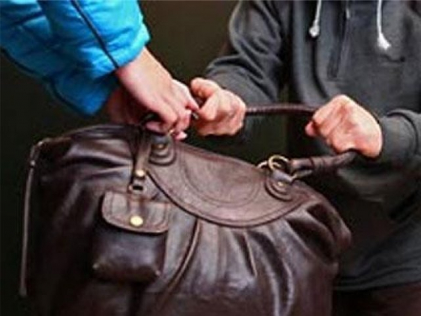 В Волгодонске грабитель «охотился» на женщин и вырывал у них сумки