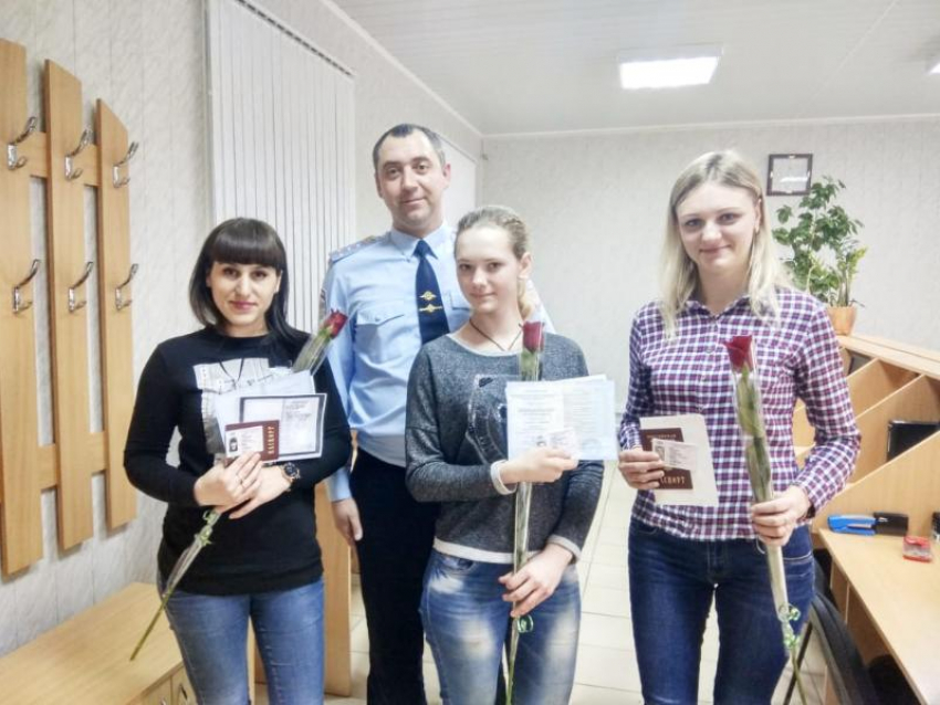 В канун праздника в МРЭО Волгодонска всем девушкам дарили цветы