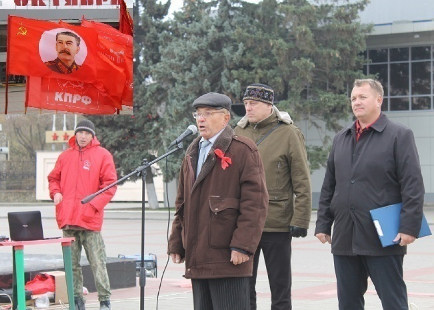 В Волгодонске под дождем пенсионерам прочли лекцию о революционных буржуа-инноваторах
