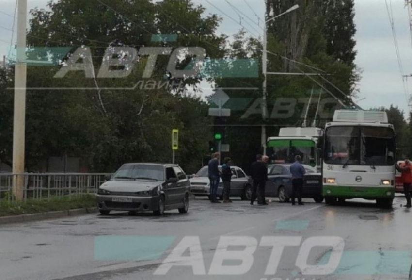 Три аварии на переулке Первомайский: утро в Волгодонске не задалось у пятерых водителей