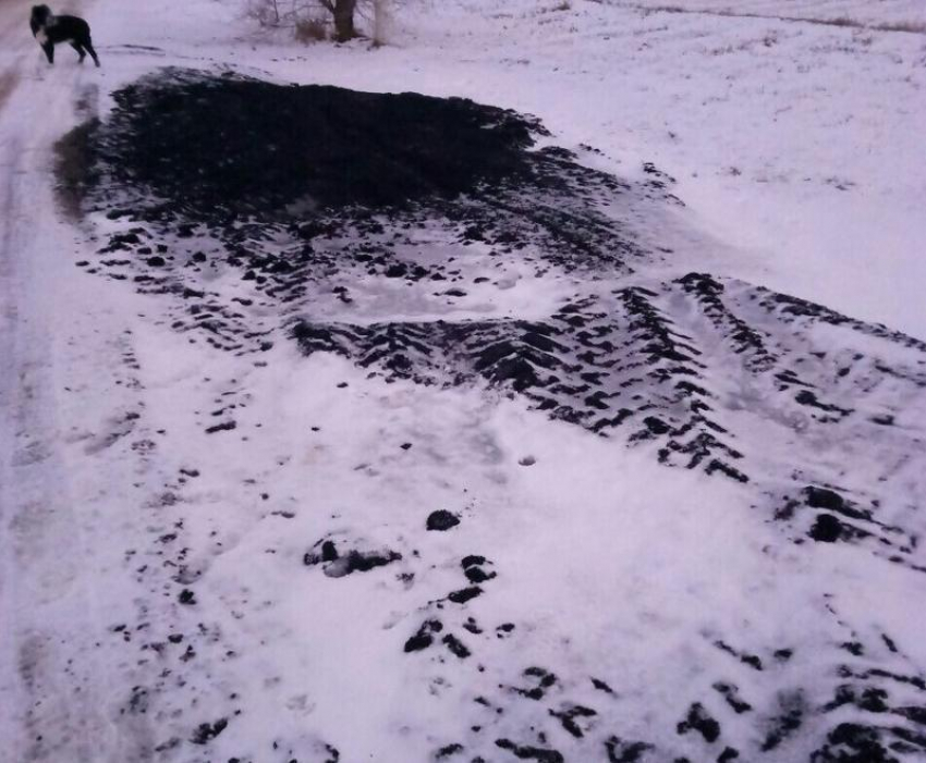 Асфальт положили прямо на снег и разровняли трактором в микрорайоне В-9, - читатель