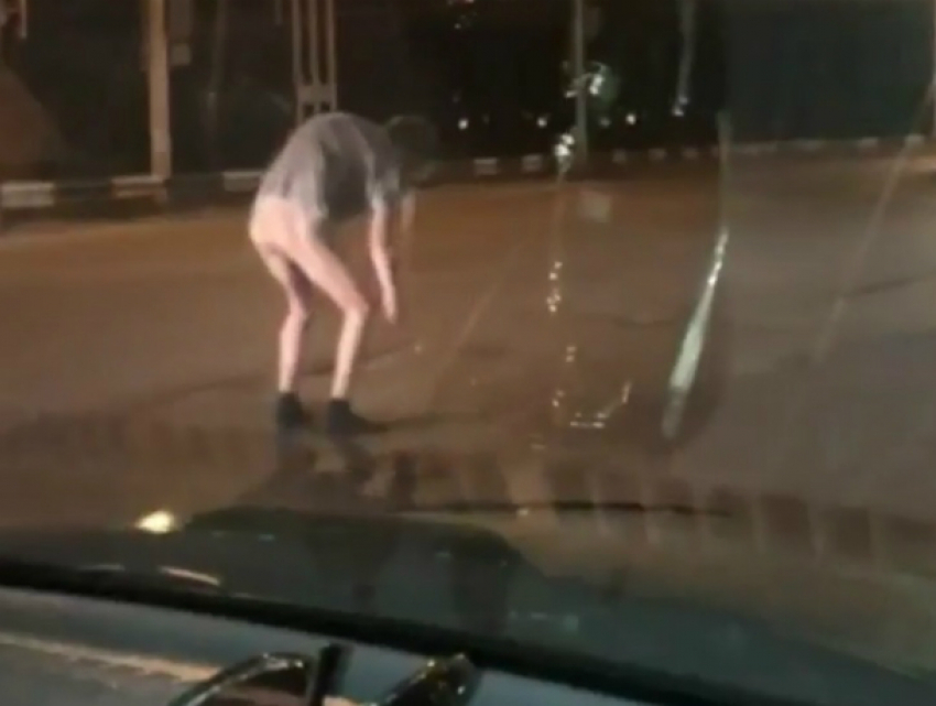Голый мужчина, разгуливающий по путепроводу Волгодонска, попал на видео