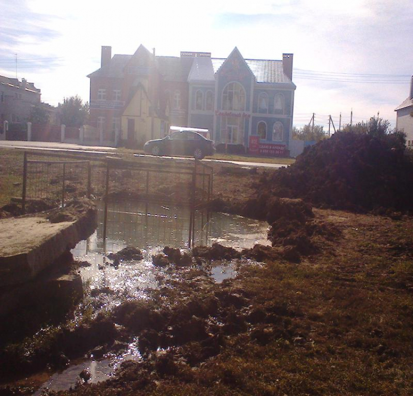 В Волгодонске на Степной вода вновь затопила тротуар и газон