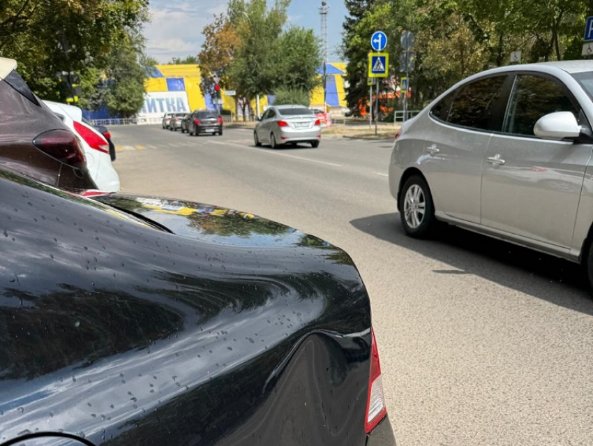 Электросамокатчик врезался в автомобиль на улице 30 лет Победы