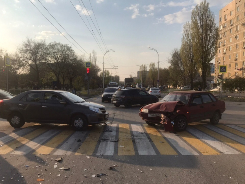 Два автомобилиста не разъехались на перекрестке возле сквера «Дружба»