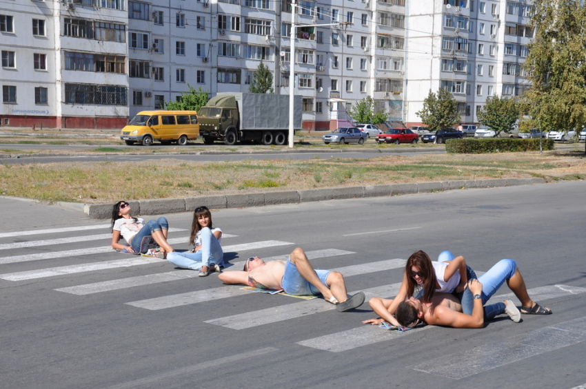 Днем в Волгодонске на пешеходных переходах лежали люди, не было интернета и в магазинах выстроилась очередь за подгузниками