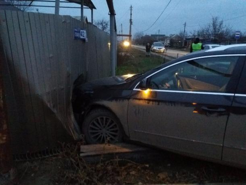 «Зеркальное» ДТП на перекрёстке в Старосолёном с влетевшим автомобилем в забор произошло в Волгодонске 