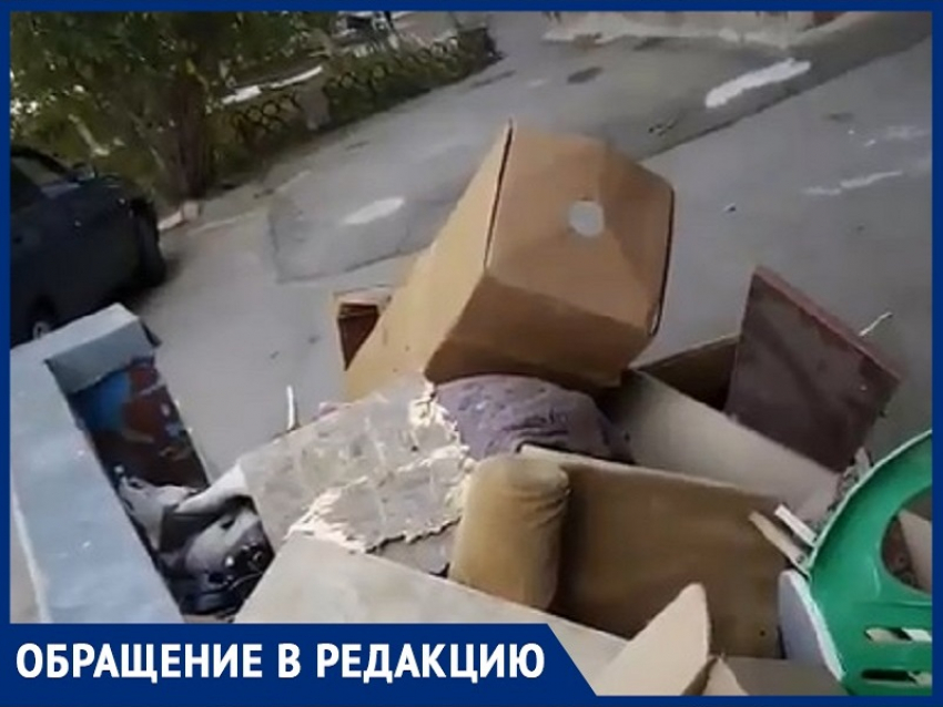 «Придется убирать самим»: свалка опасных отходов образовалась под стенами МКД на улице Ленина