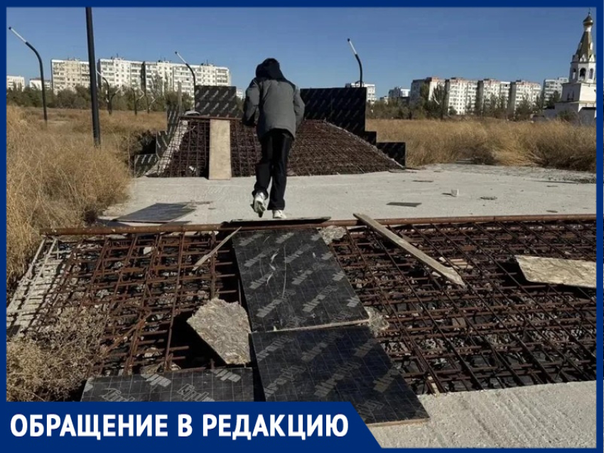  Опасные игры: в парке «Молодежный» дети лихачат на самокатах по торчащей арматуре