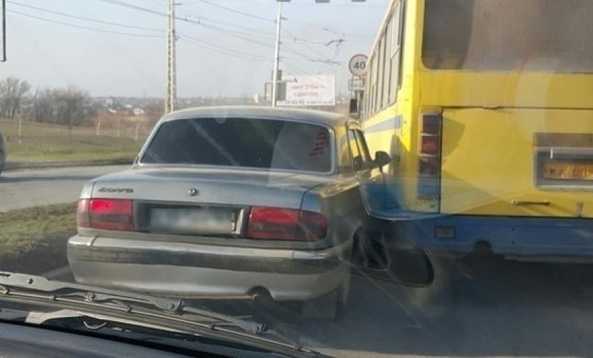 В Волгодонске из-за пробки на мосту столкнулись «Волга» и пассажирский автобус