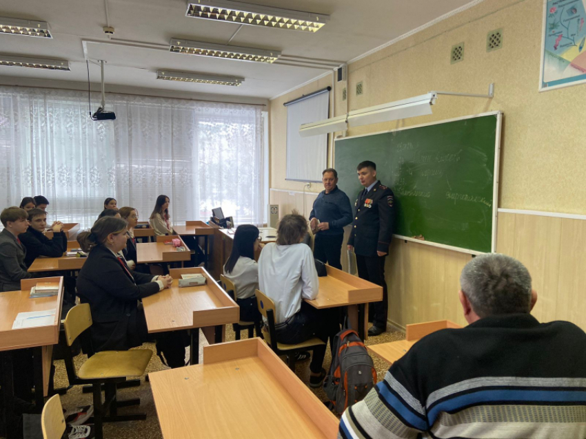 «Патриотическое воспитание должно начинаться с юных лет»: тематическую лекцию для школьников провели полицейские 