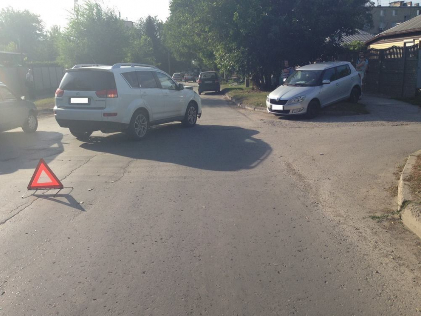 В Волгодонске на улице Горького «Citroen C-Crosser» снес «Skoda Fabia», который пытался проскочить перекресток