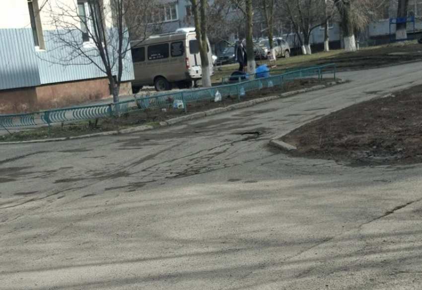 Пенсионер умер во дворе: волгодонцы стали свидетелями  смерти на улице Молодежной