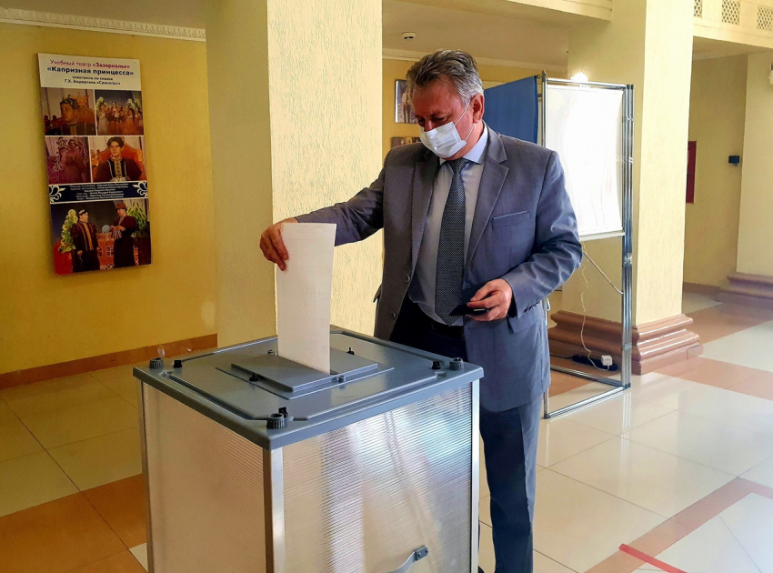 «Сделал дело - гуляй смело»: Виктор Мельников принял участие в выборах одним из первых