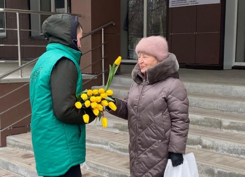  «Вам, любимые!»: в преддверии 8 марта волонтеры подарили праздник волгодончанкам