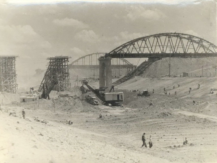 71 год назад началась «выкатка» автомобильного моста на судоходном канале