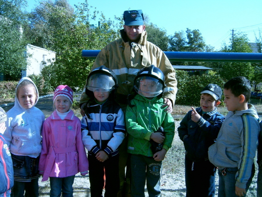 Волгодонские пожарные преподают науку выживания в детских садах 