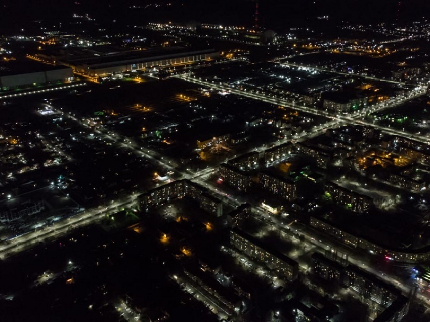 Потрясающий вид ночного Волгодонска с высоты птичьего полета снял на видео житель города
