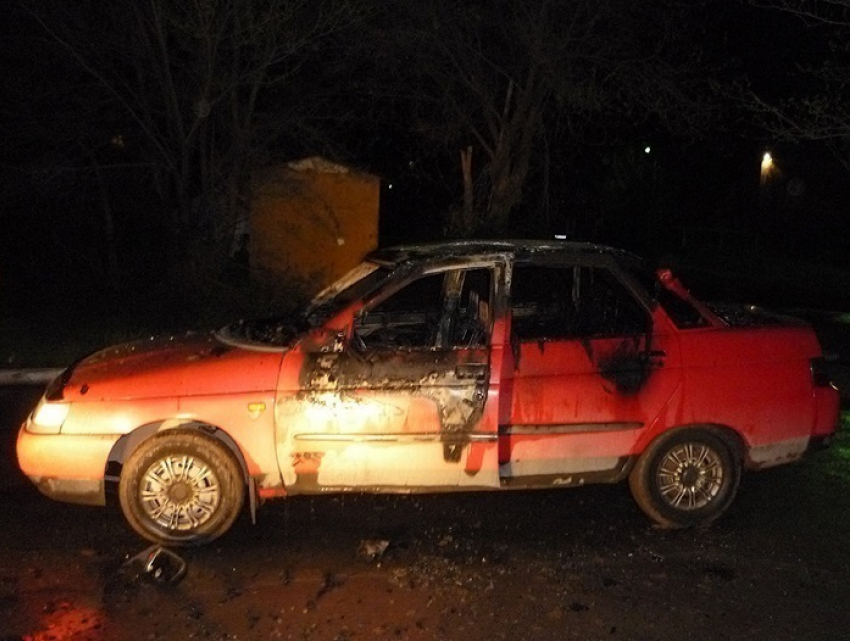 В Волгодонске из-за поджога сгорели ВАЗ-«десятка» и «Тойота-Королла»