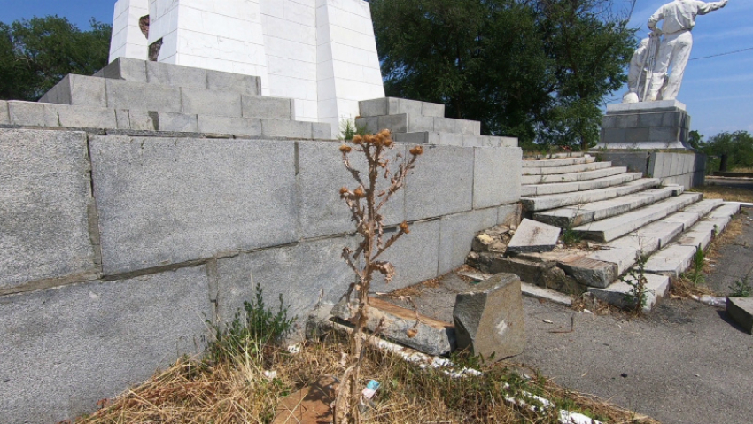 Главный памятник Волго-Дона рушат и грабят