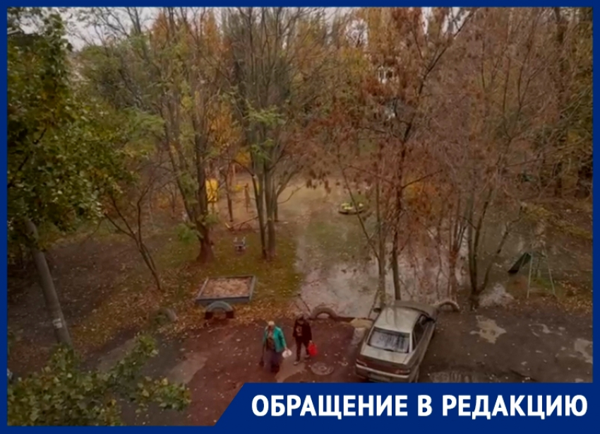 Вода затапливает дворы и детскую площадку на Морской в Волгодонске 