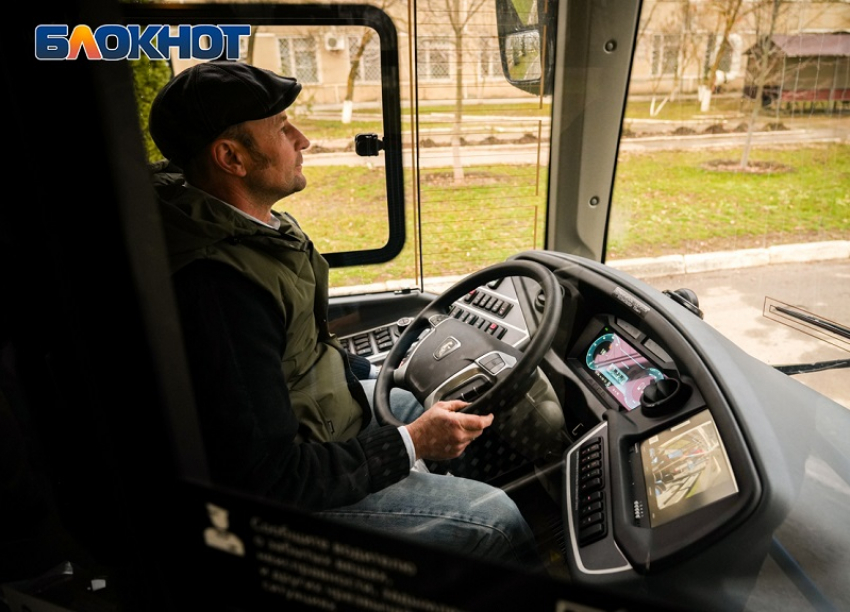 «Хорошая машина!»: экс-волгодонец вернулся из Москвы, чтобы учить водителей работать на электробусах 