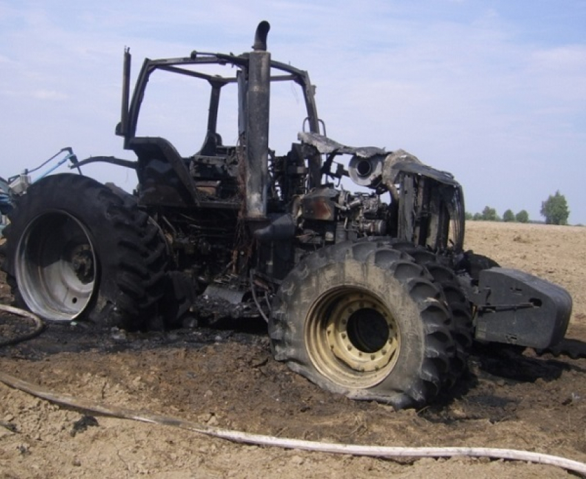 Под Морозовском сгорел трактор стоимостью в пять «Бентли»
