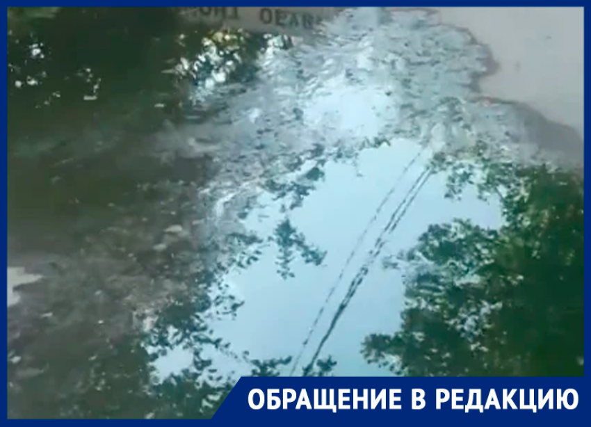 «Уже пятый день никому нет до нее дела»: жители в гневе от канализационных нечистот возле «Магнита» в районе площади Гагарина 