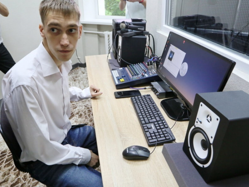 Выигравший миллион рублей на ТВ-шоу волгодонец открыл студию звукозаписи в своей школе