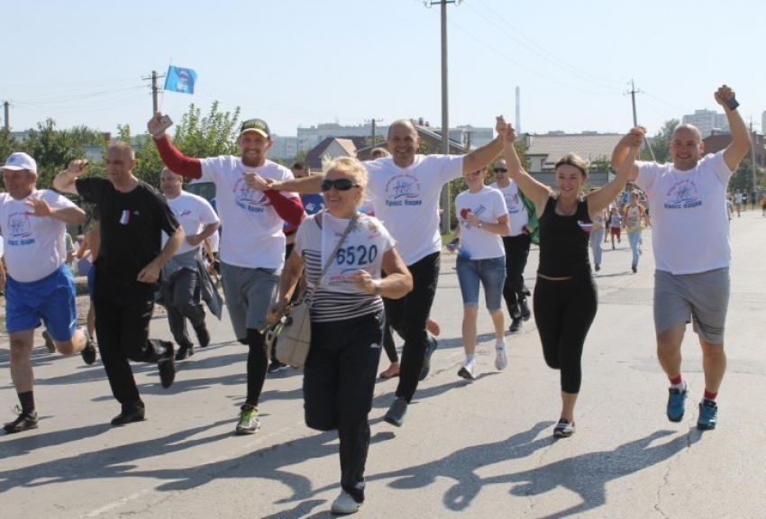 Участники VIP-забега в Волгодонске финишировали, взявшись за руки