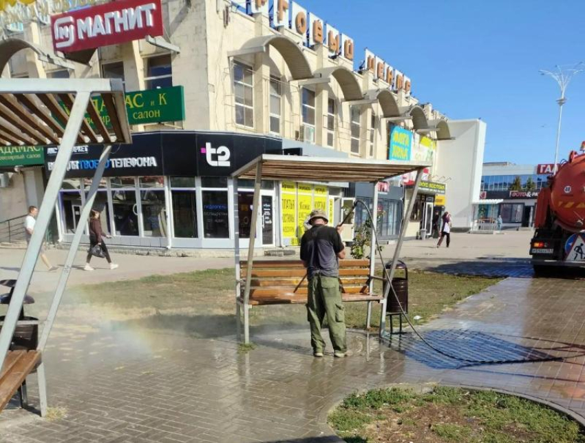Площадь и лавочки в центре нового города очистили от голубиного помета