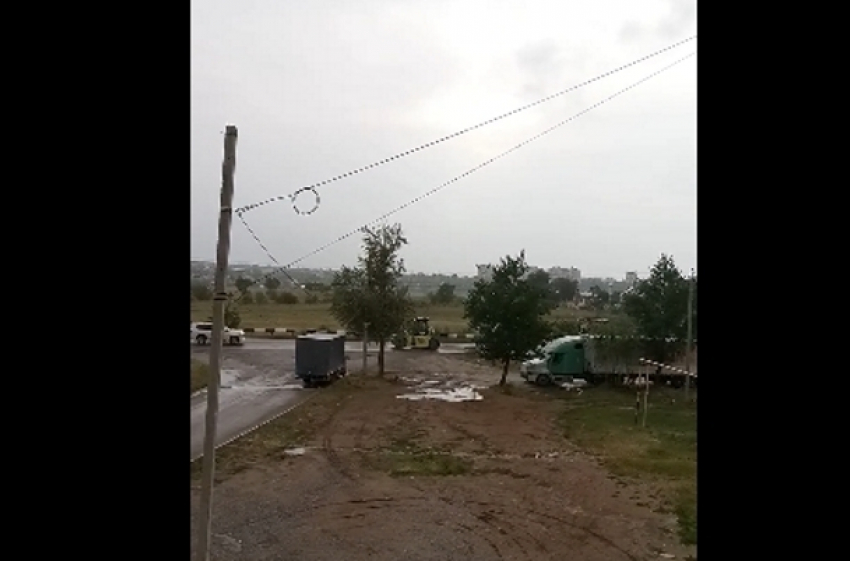 Укладка асфальта в дождь на Весенней в Волгодонске попала на видео