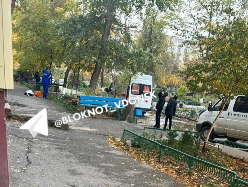 Пожилой мужчина разбился насмерть, упав с высоты в Волгодонске 
