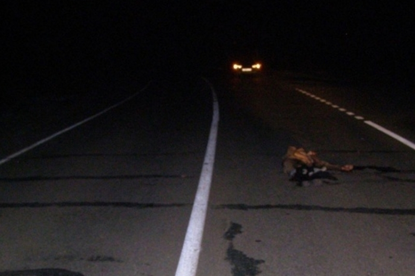 На автодороге Ростов-Волгодонск пенсионер насмерть сбил пьяного мужчину, сидящего на проезжей части