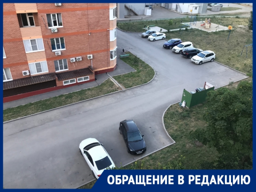 «Всем нельзя, а им можно»: шлагбаум у МКД на Курчатова беспокоит соседей