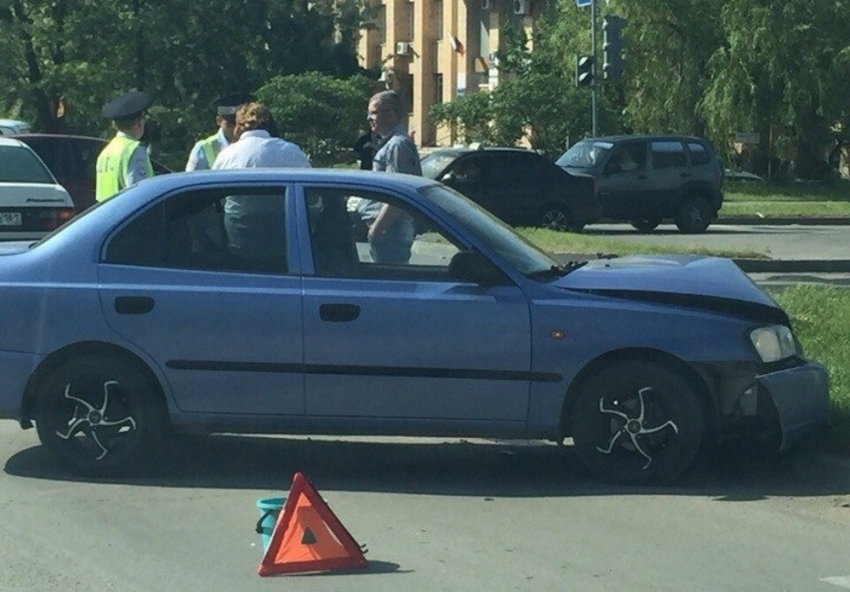 В Волгодонске возле пиццерии столкнулись «Фольксваген» и «Хундай»