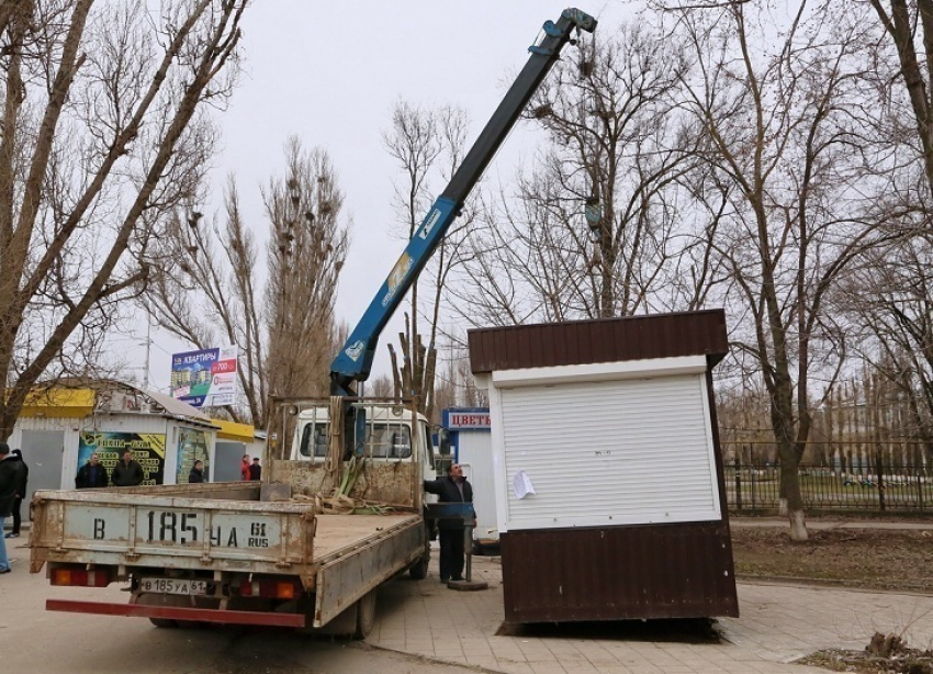 В Волгодонске эвакуатор увез ларек, стоявший возле МИФИ