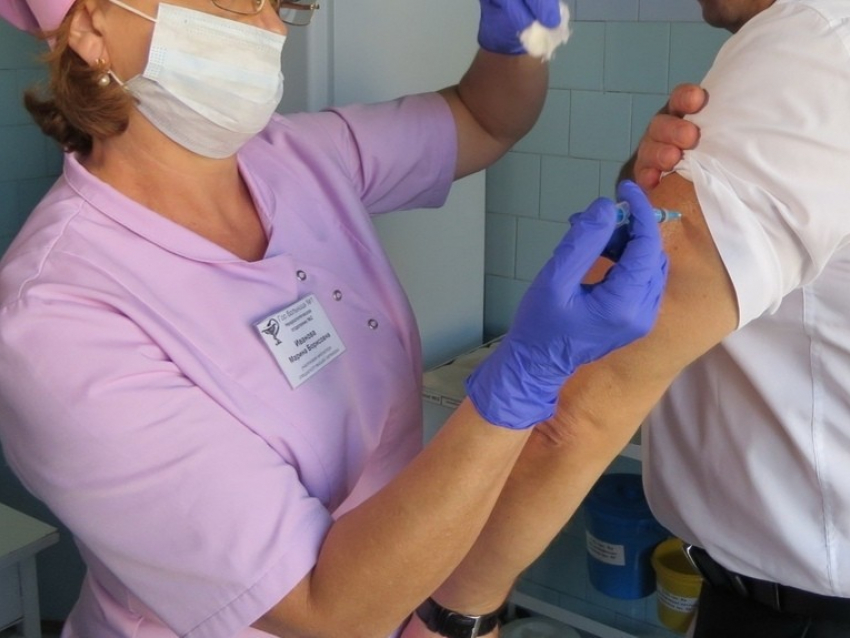 Поликлиники предлагают провести вакцинацию против гриппа работников предприятий за счет средств работодателей