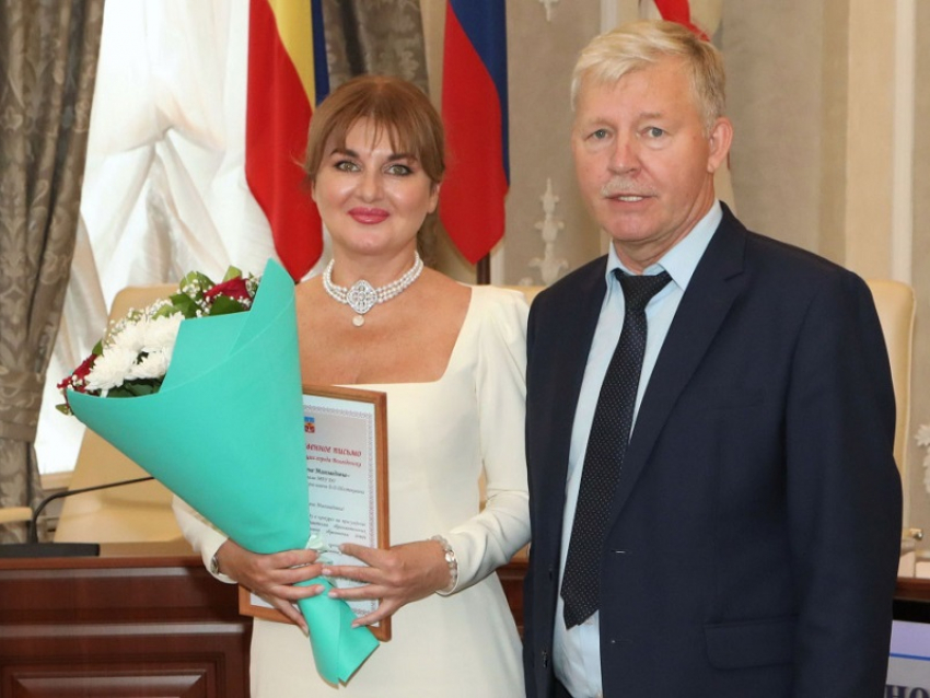 Прославленного педагога Елену Гаджиеву поздравили в администрации Волгодонска