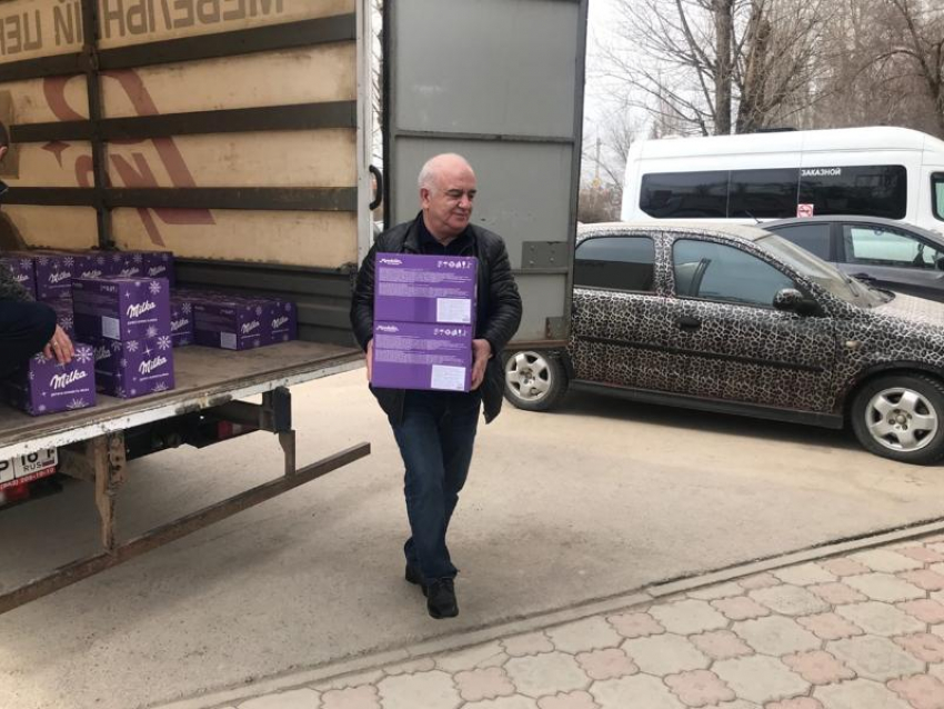 Представители армянской общины доставили гуманитарную помощь беженцам из Донбасса 