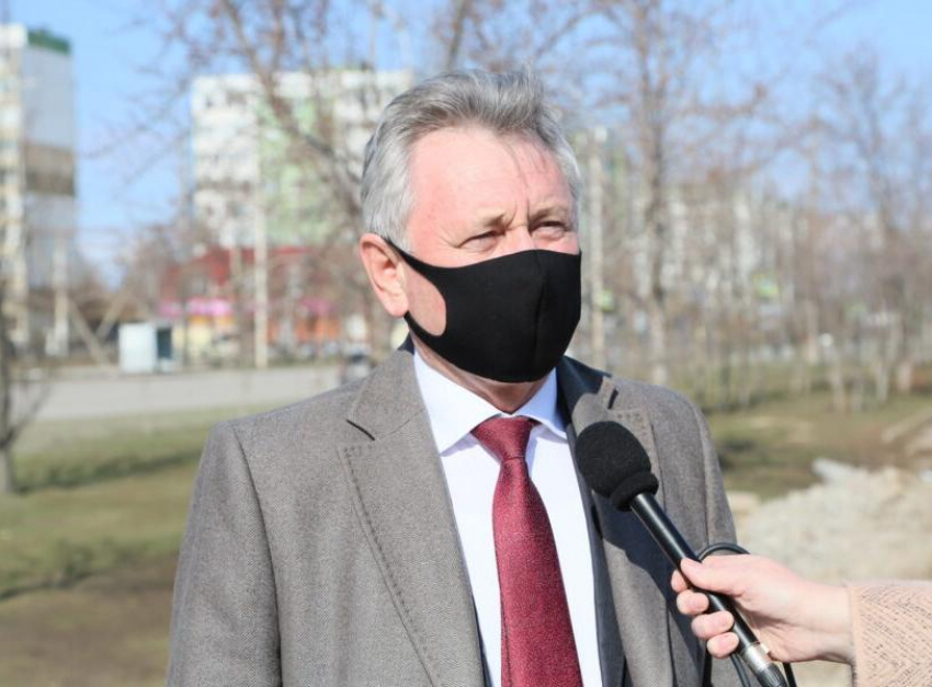 «Коронавирус никуда не ушел»: Виктор Мельников призвал волгодонцев носить маски и делать прививки