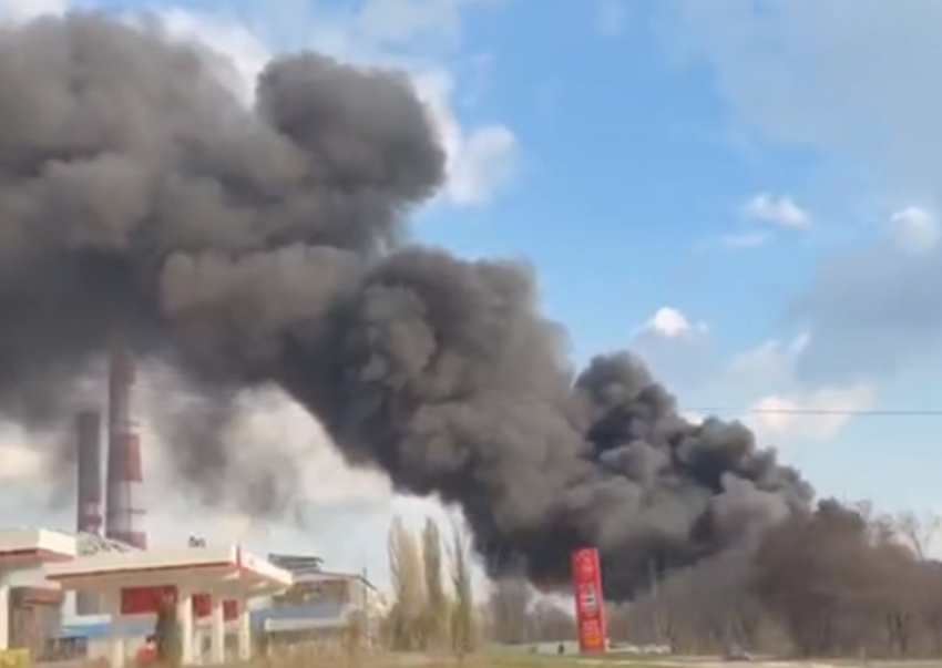 Огромный столб черного дыма появился рядом с Волгодонской ТЭЦ-2