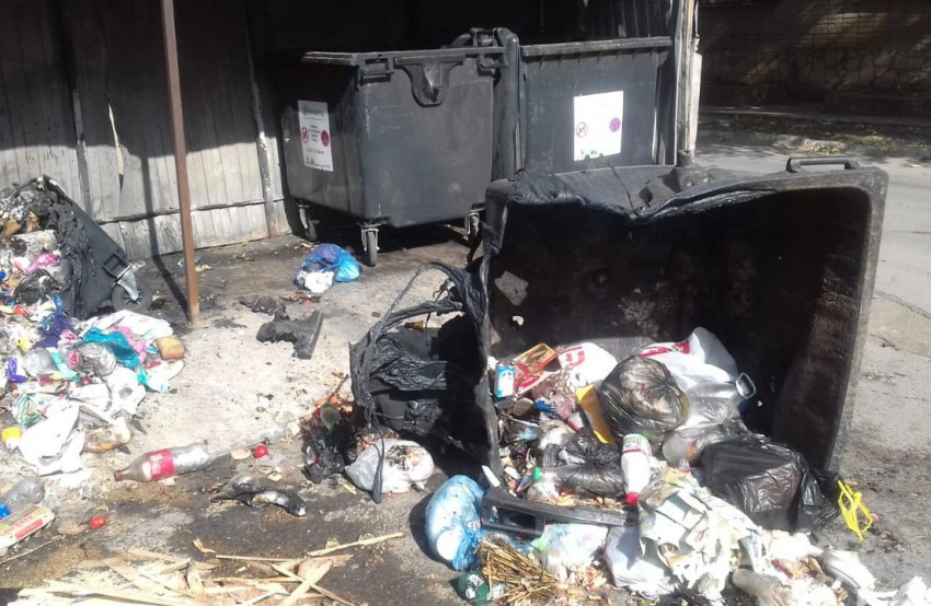 В Волгодонске продолжаются поджоги пластиковых мусорных контейнеров 