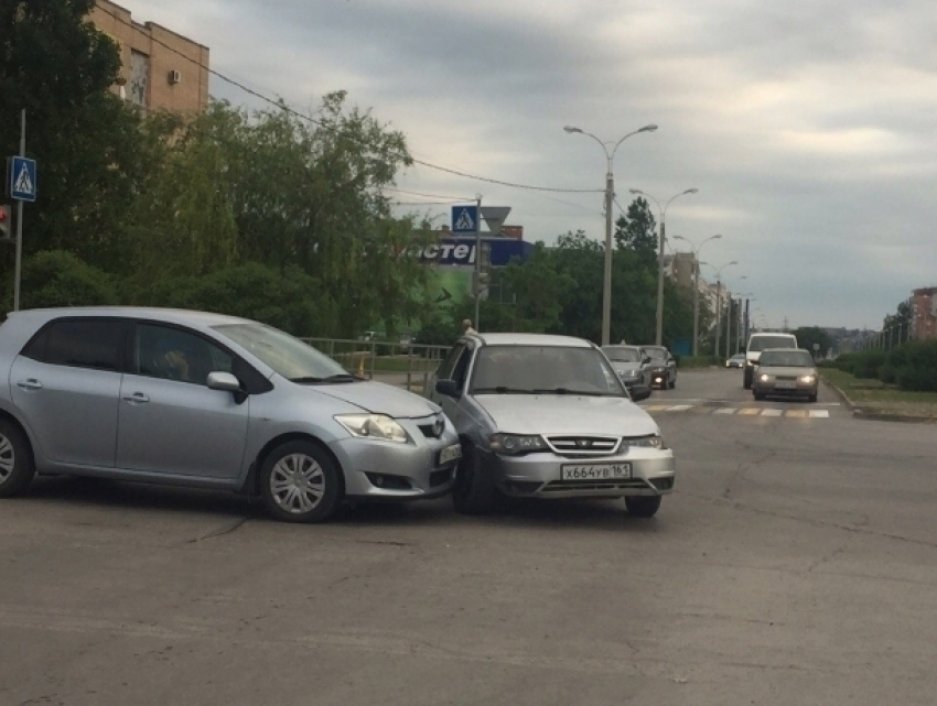 Toyota выломала колесо у Daewoo в ДТП у бывшего треста Волгодонска