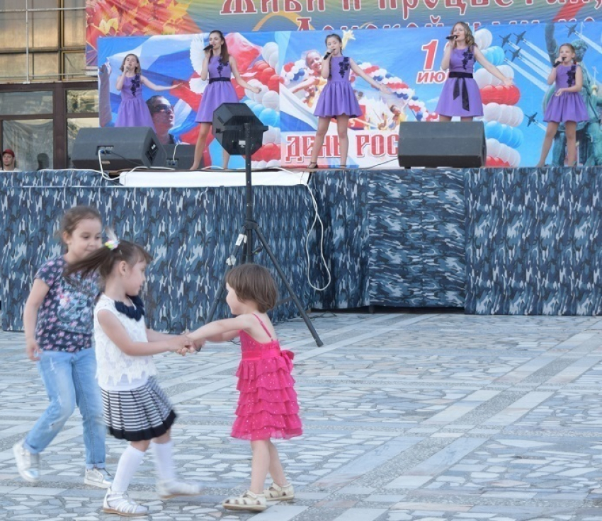 Как прошел День России в Волгодонске: неожиданный ливень и концерт