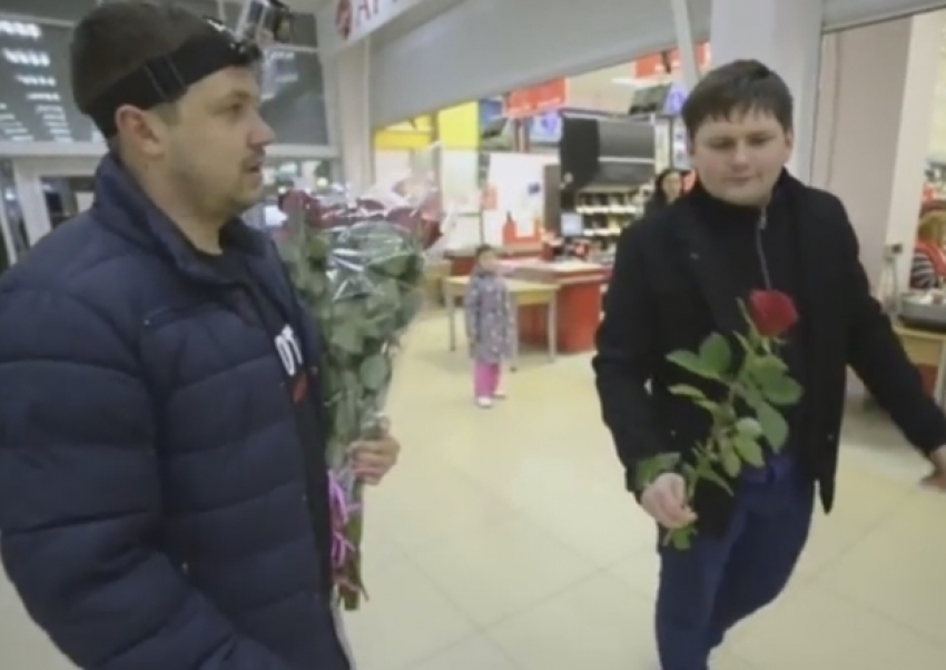 Мужчины Волгодонска получили в подарок от незнакомца цветы