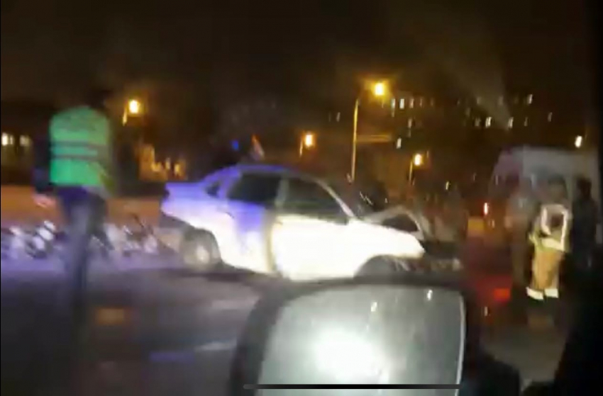 Машина охранного агентства врезалась в столб в Волгодонске